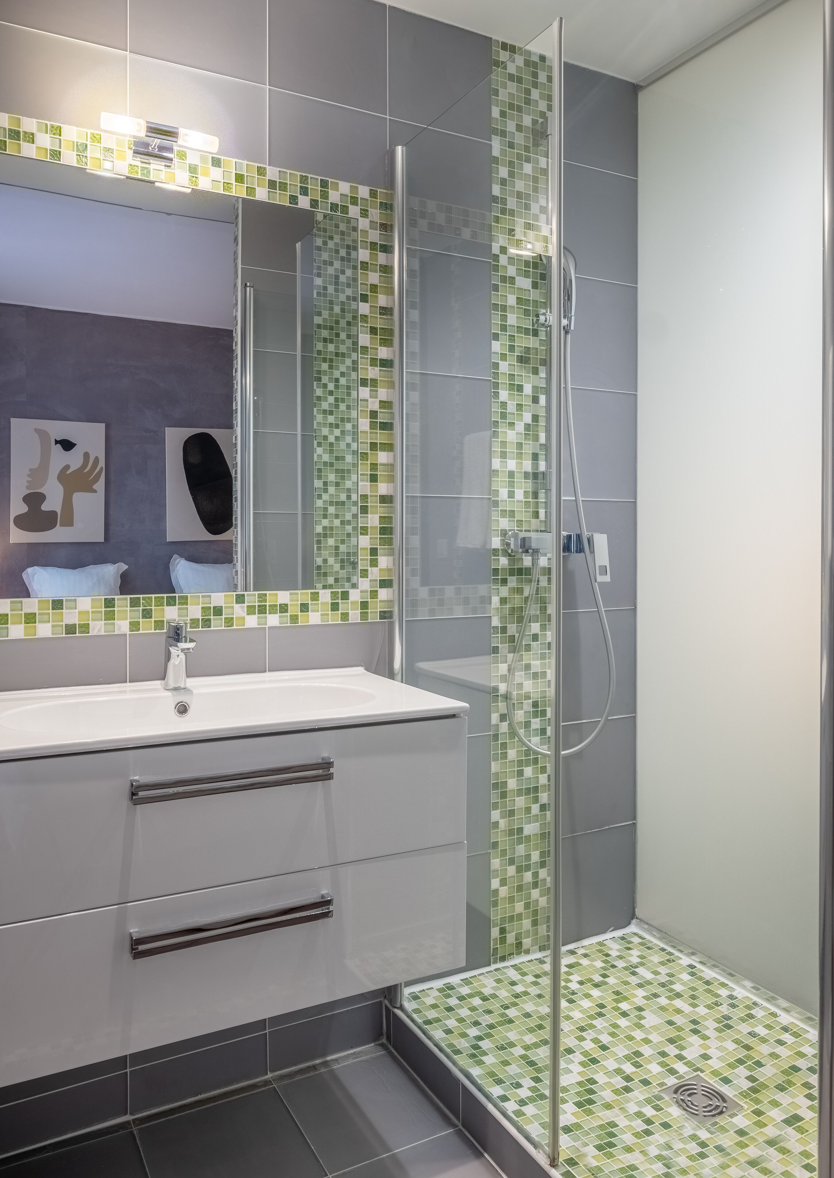 deluxe room | bathroom | free toiletries, hair dryer, towels