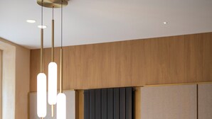A modern reception desk with a glass top and a minimalist design. - Makom Pereire (Paris)