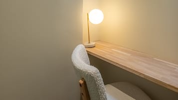 Deluxe kamer | Woonruimte | Een 30-inch lcd-televisie met digitale zenders en televisie