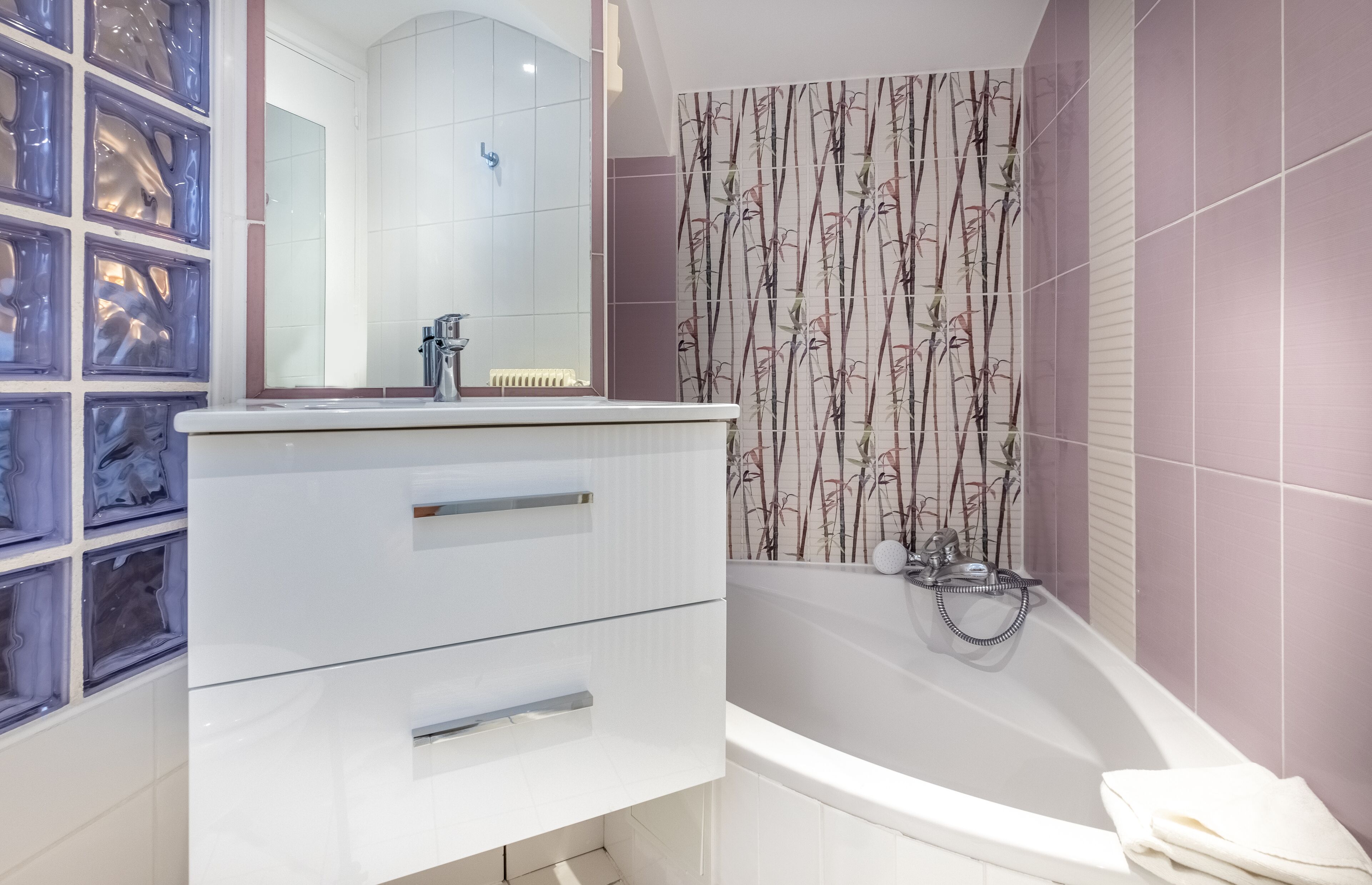 deluxe room | bathroom | free toiletries, hair dryer, towels