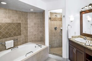 Baignoire et douche séparées, articles de toilette gratuits