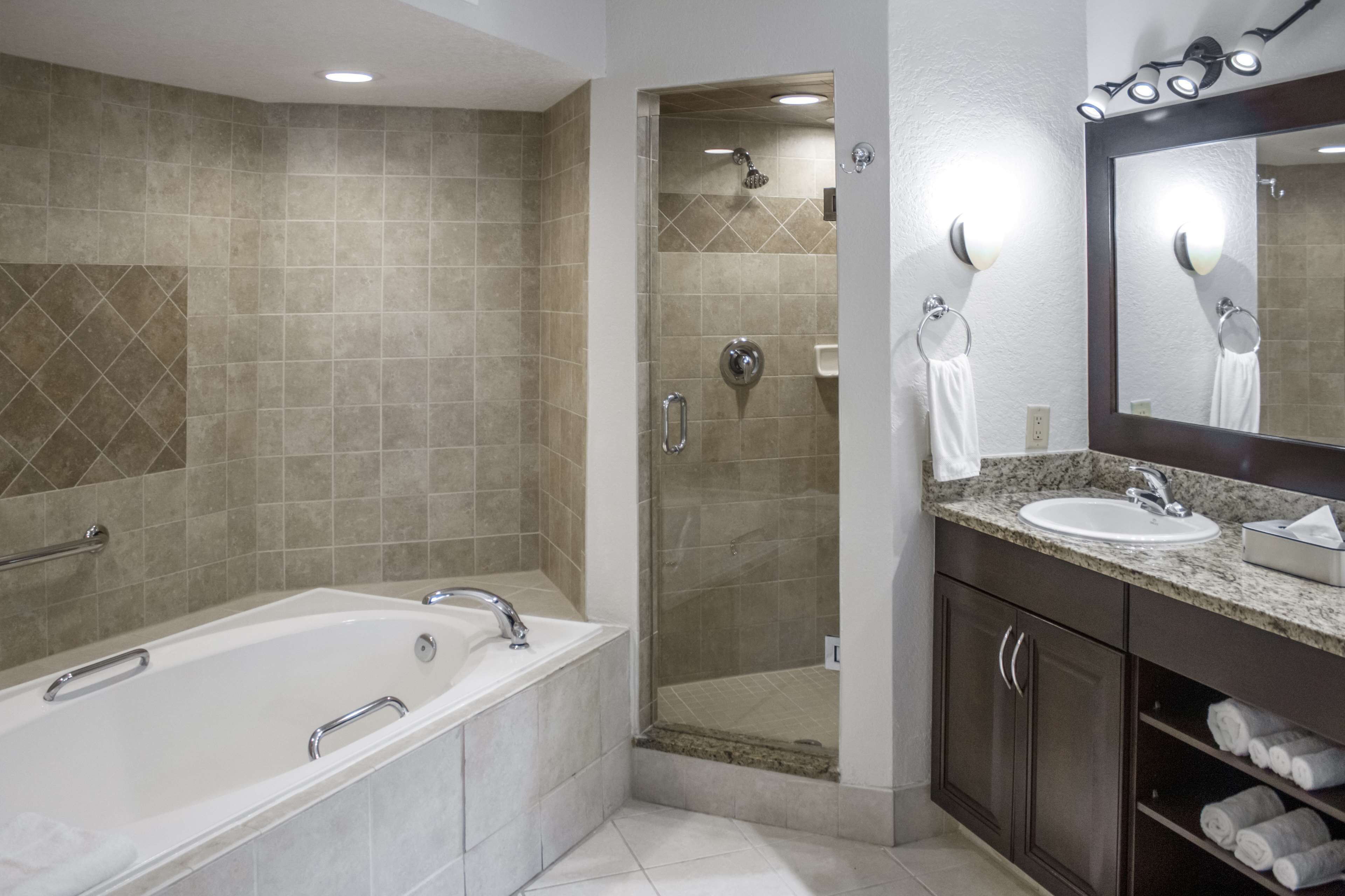 Un baño moderno con bañera, ducha y tocador.