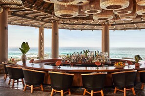 Bar (trong khuôn viên)