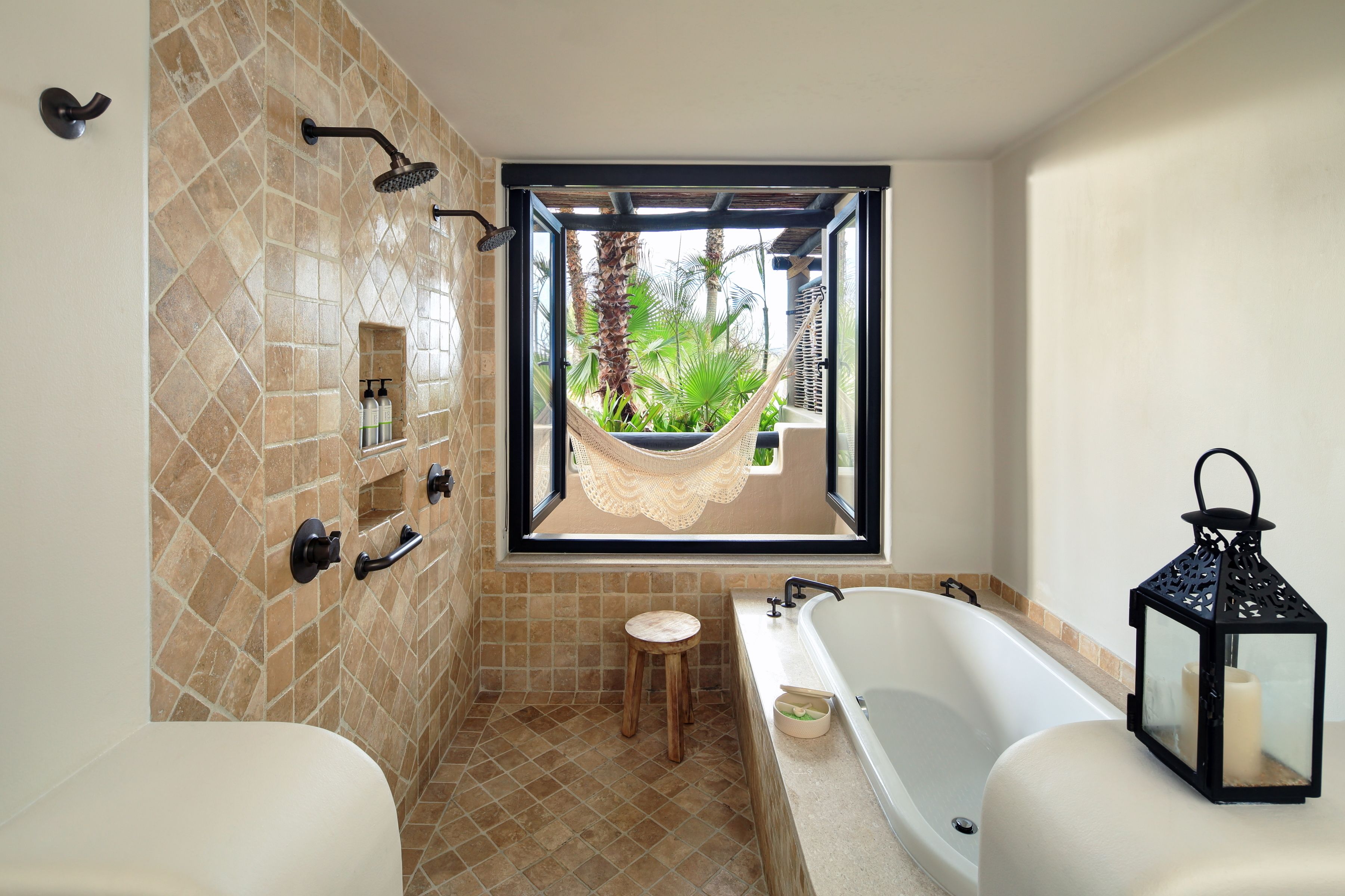 Baignoire et douche séparées, baignoire profonde