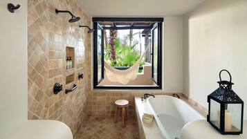 Baignoire et douche séparées, baignoire profonde