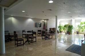 Lobby - Microtel Inn & Suites by Wyndham Hagerstown by I-81 (Hagerstown)