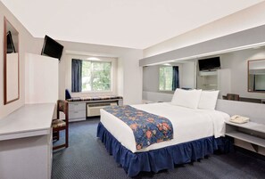 Room, Accessible | Pillow-top beds, desk, free cots/infant beds, free WiFi