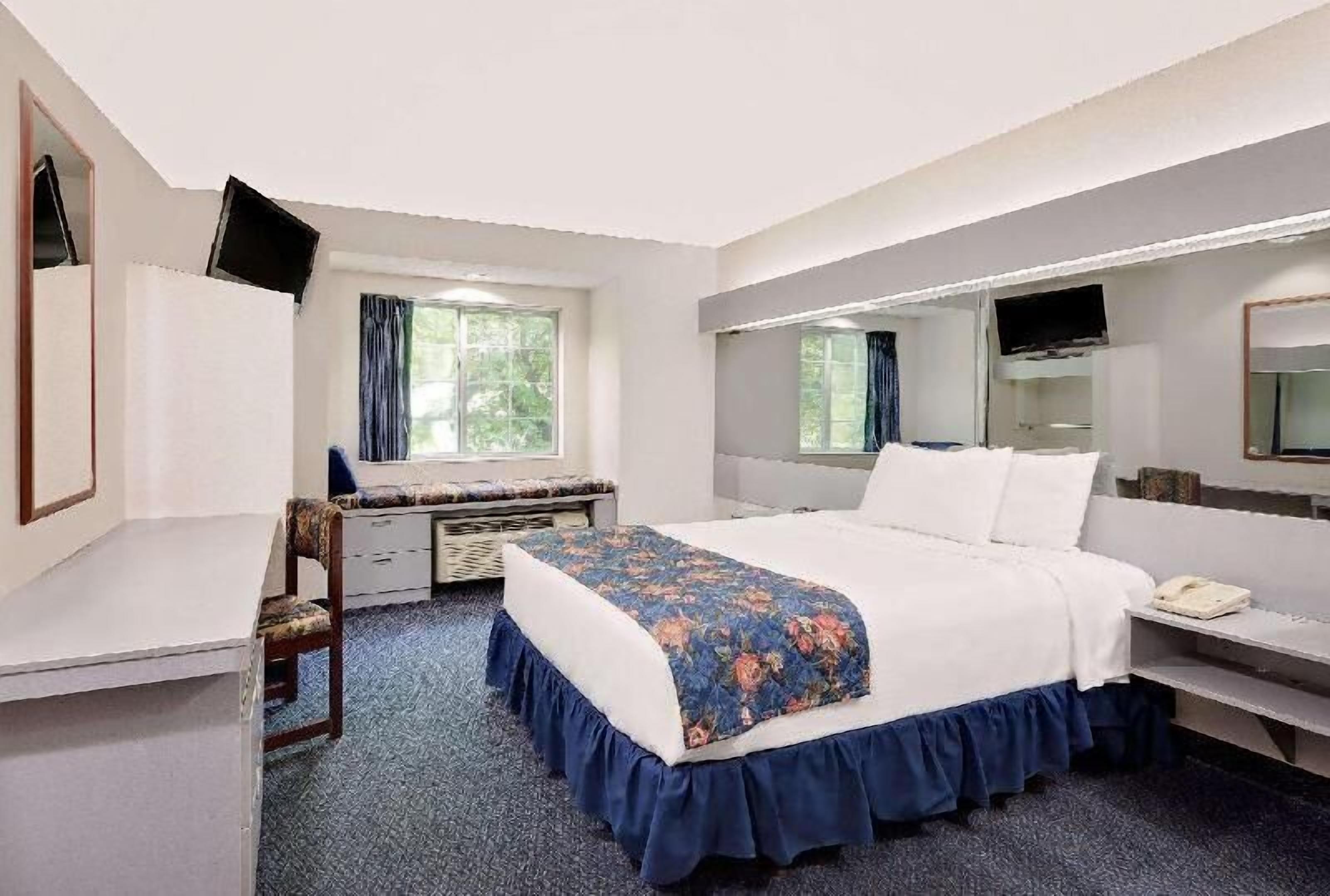Pillowtop beds, desk, free cribs/infant beds, free WiFi