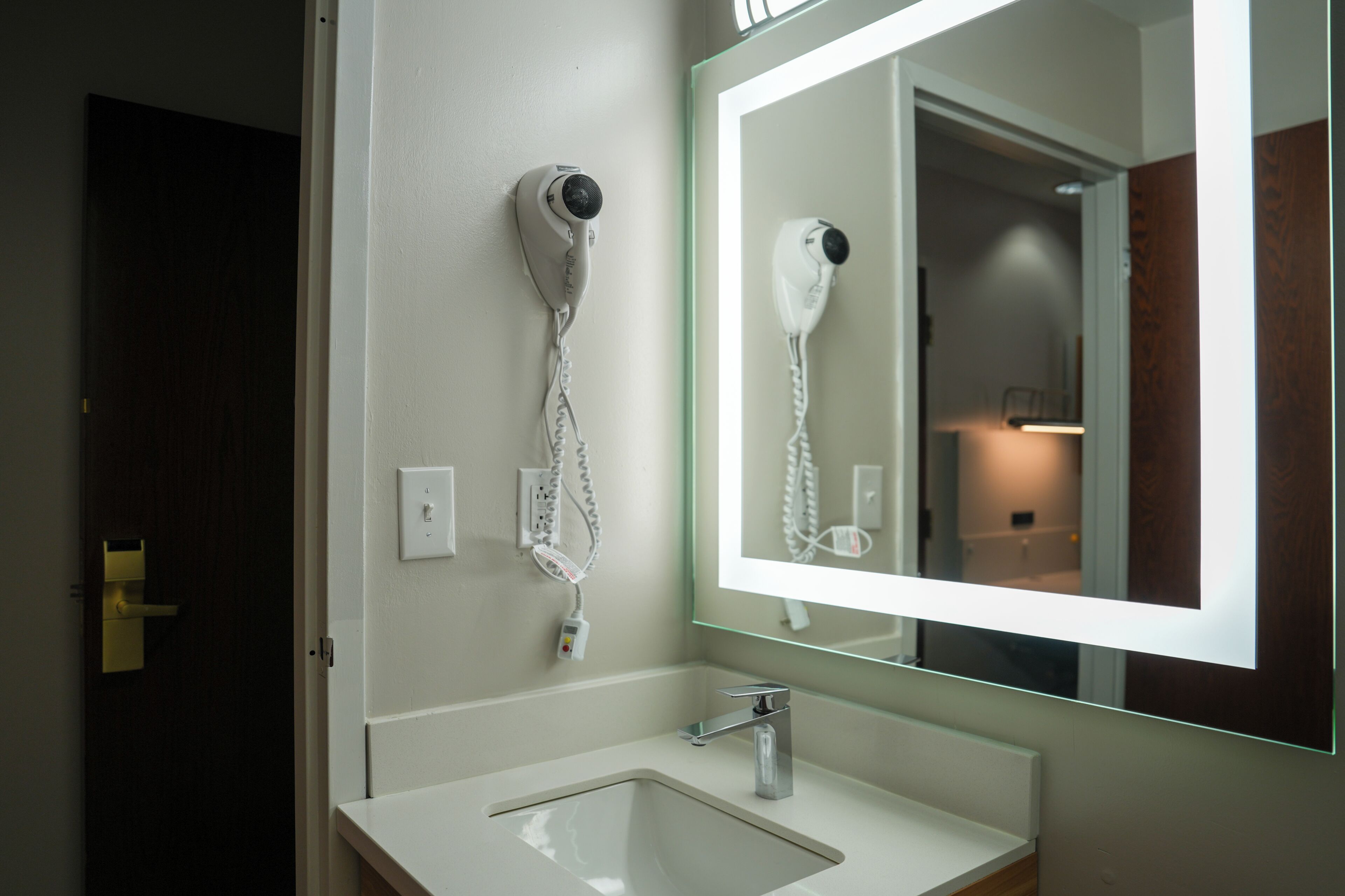 Standard Room, 1 Queen Bed | Bathroom