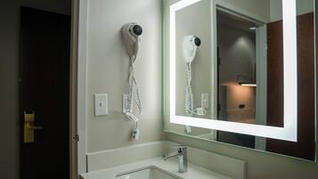 Standard Room, 1 Queen Bed | Bathroom