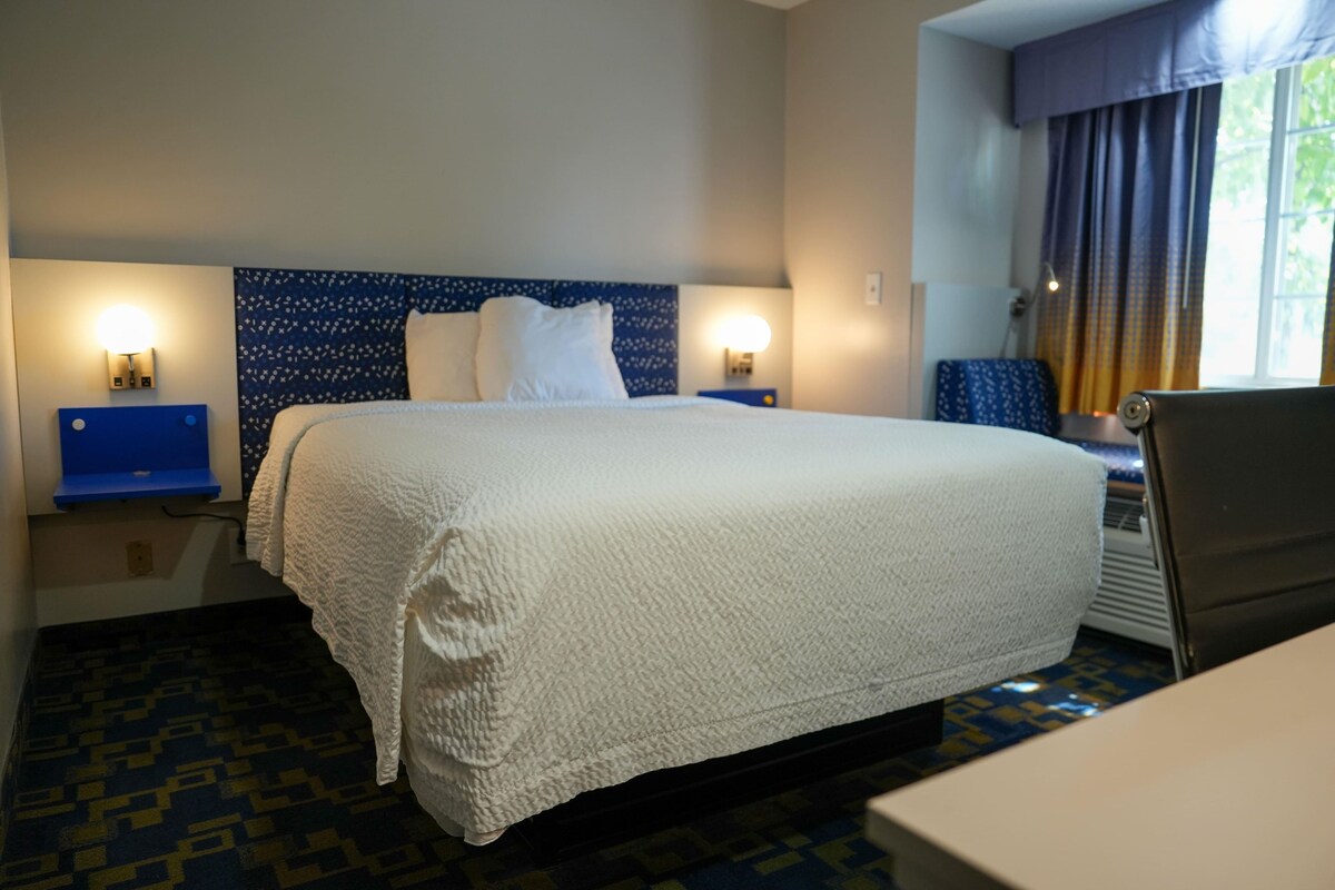 Pillowtop beds, desk, cribs (free), WiFi (free)