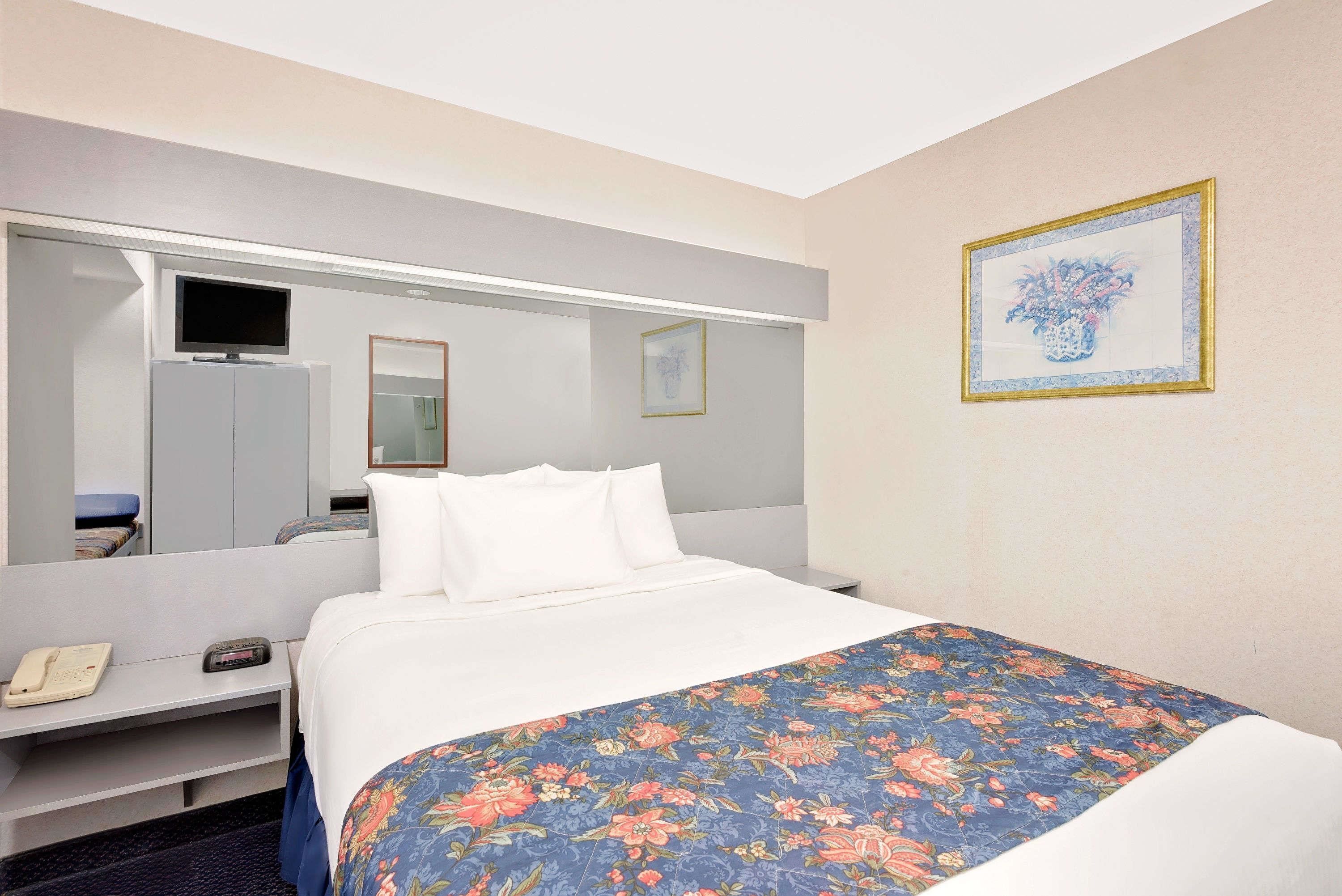 Pillowtop beds, desk, free cribs/infant beds, free WiFi