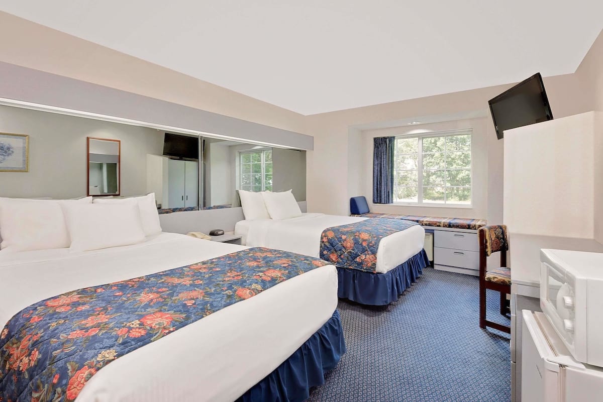 Pillowtop beds, desk, free cribs/infant beds, free WiFi