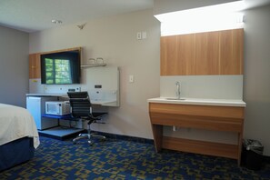Pillowtop beds, desk, cribs (free), WiFi (free) - Microtel Inn & Suites by Wyndham Hagerstown by I-81 (Hagerstown)