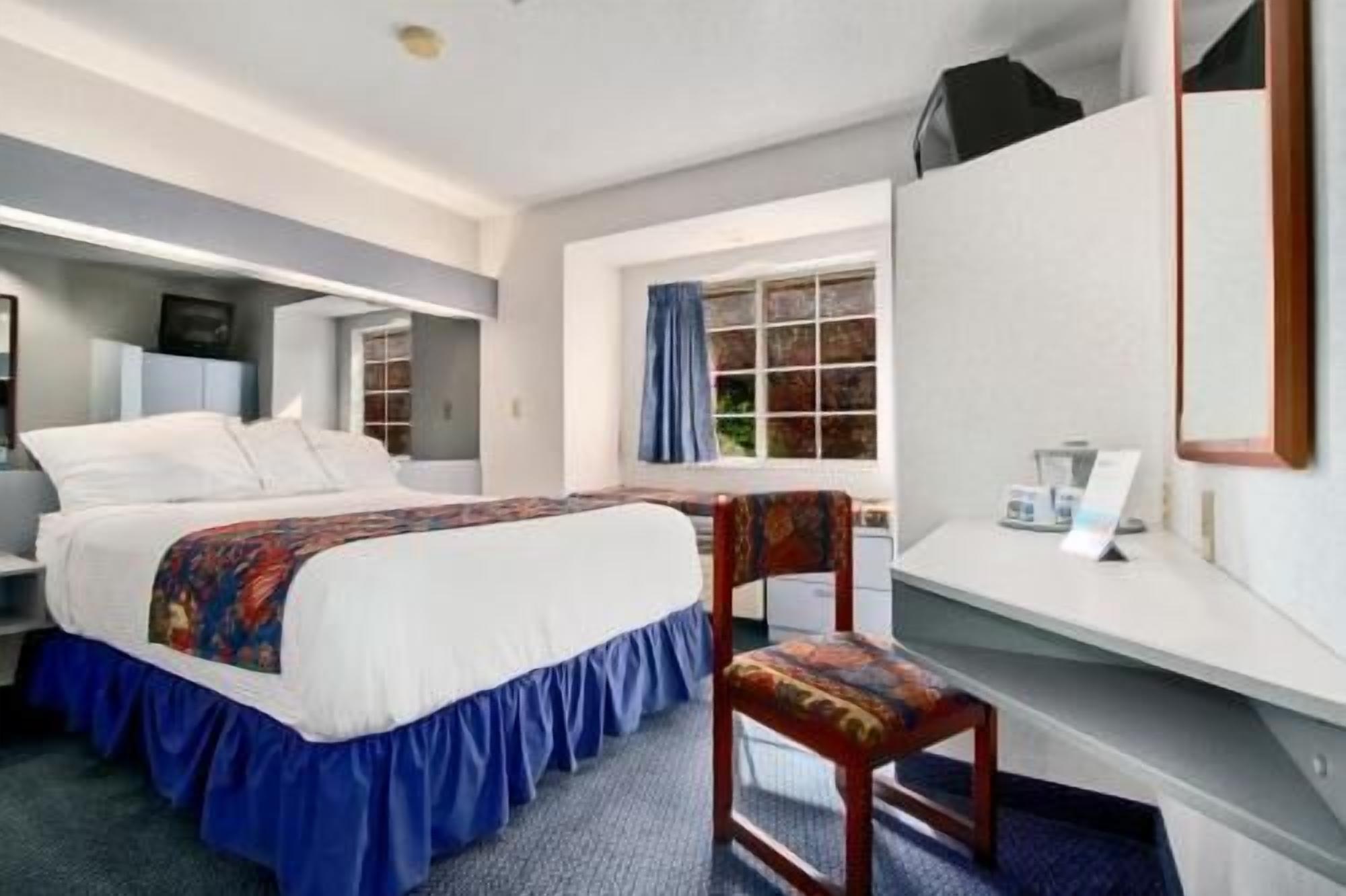 Pillowtop beds, desk, free cribs/infant beds, free WiFi