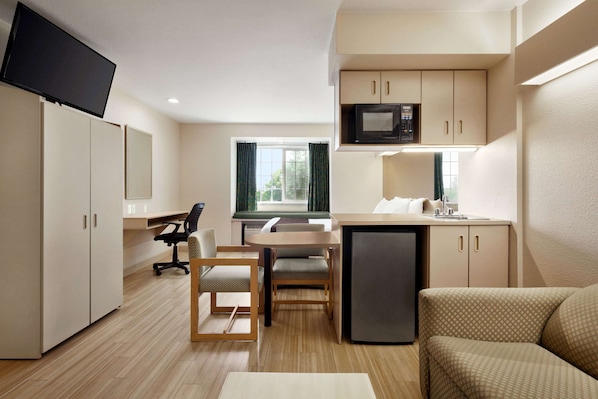 Suite studio, 1 grand lit, non-fumeur | Bureau, accès au Wi-Fi (inclus), literie fournie, réveille-matin