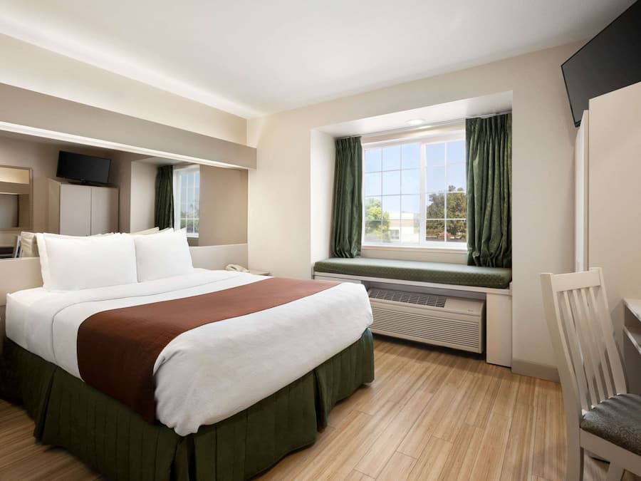 Skrivebord, wi-fi (inkludert), sengetøy og vekkerklokke