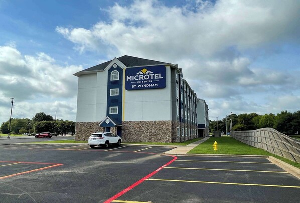 A Microtel Inn & Suites by Wyndham building with a parking lot in front. - Microtel Inn & Suites by Wyndham Bossier City (Bossier City)
