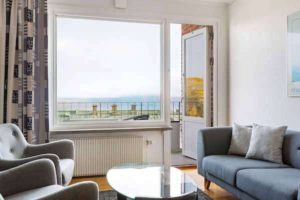 Executive-Suite, 2 Einzelbetten, Balkon, Meerblick | Individuell dekoriert, individuell eingerichtet, Schreibtisch