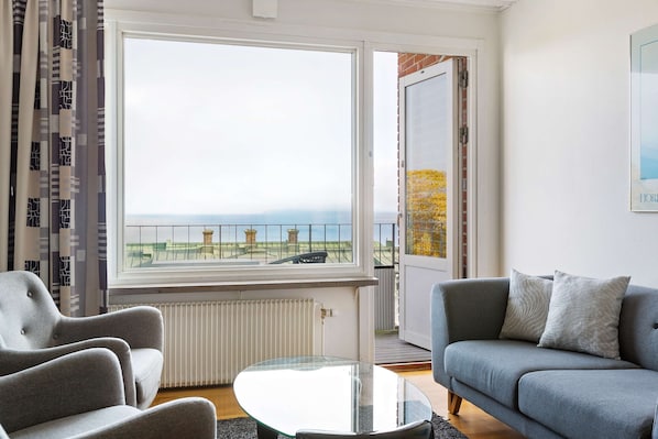 Executive Suite, 2 Single Beds, Balcony, Sea View