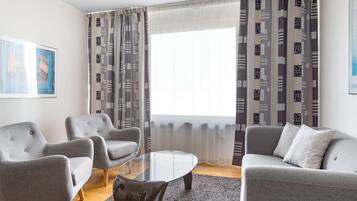 Junior Suite, 2 Twin Beds, Non Smoking | Individually decorated, individually furnished, desk, laptop workspace