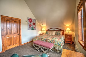 Suíte, 1 quarto | Roupas de cama premium, cofres nos quartos