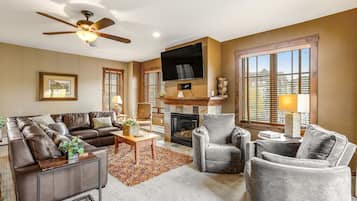 Condo, 4 Bedrooms | Ruang tamu | TV, pemain DVD