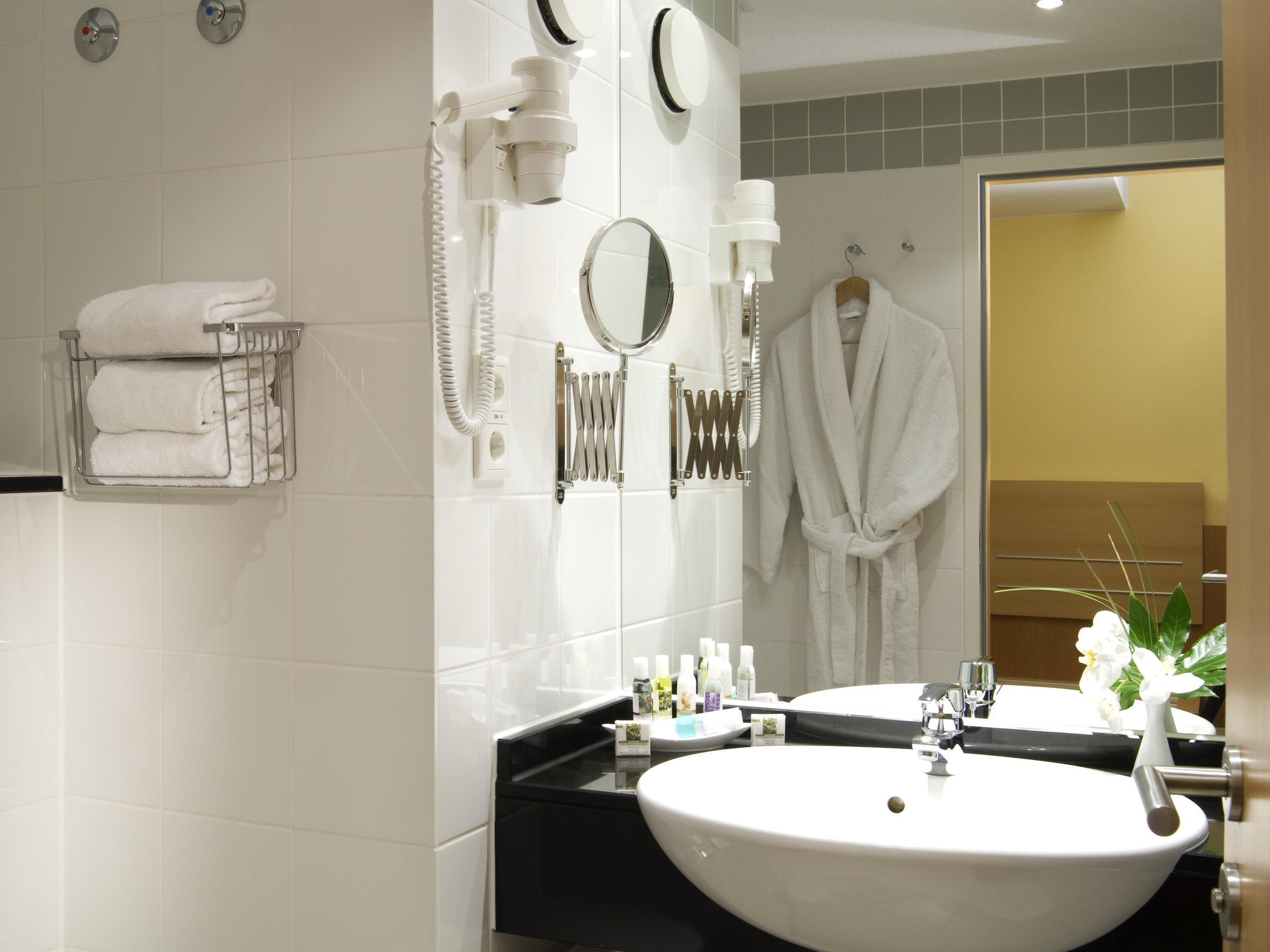 深泡浴缸、环保洗浴用品、吹风机、毛巾