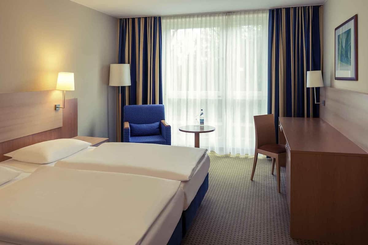 Quarto duplo standard, 2 camas de solteiro | Roupas de cama antialérgicas, escrivaninha