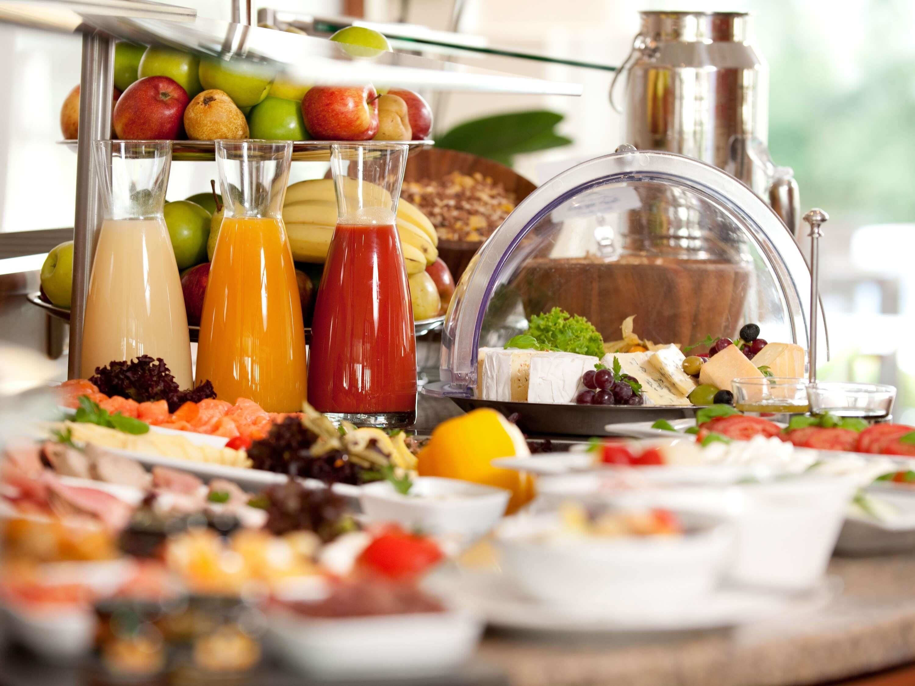 فطور قائم على الخدمة الذاتية يوميًا بتكلفة قدرها (23.50 EUR للشخص)