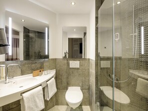 Shower, perlengkapan kamar mandi ramah lingkungan,  dan pengering rambut