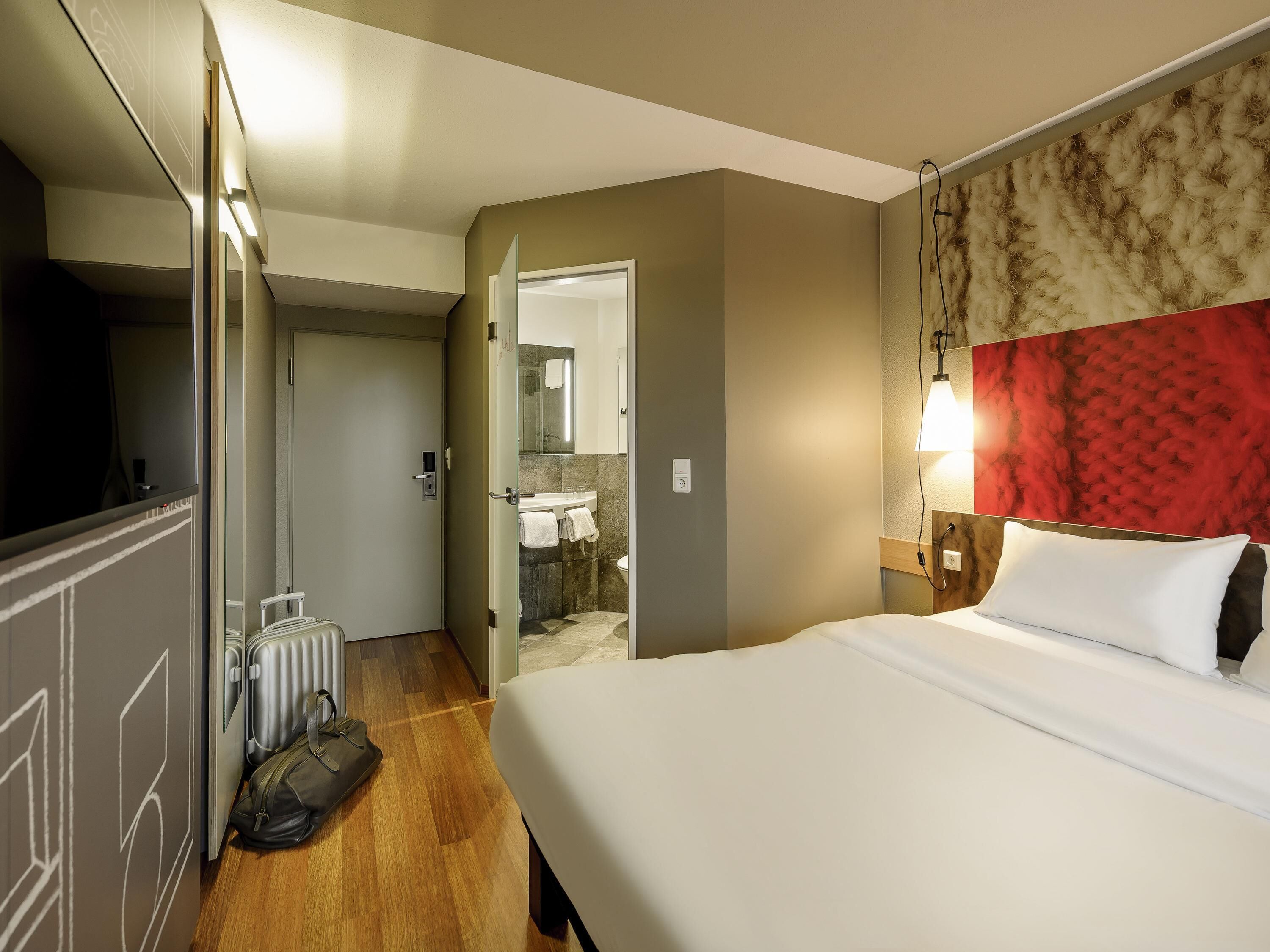 room, 1 double bed | desk, blackout curtains, soundproofing, iron/ironing board