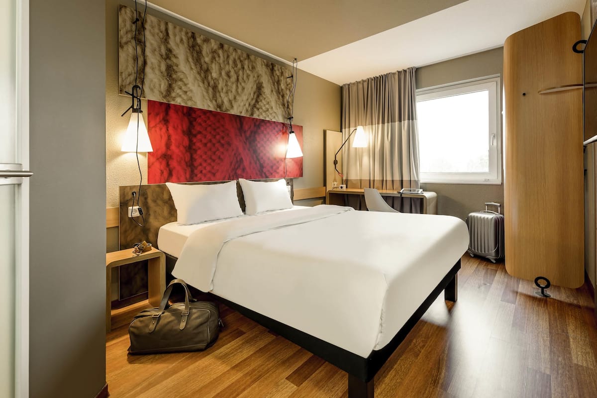 Bureau, rideaux occultants, chambres insonorisées