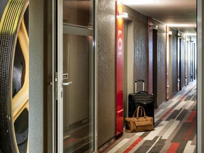 Skrivebord, blendingsgardiner, lydisolert og strykejern/-brett