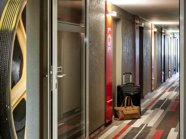 办公桌、遮光窗帘、隔音、熨斗/熨板