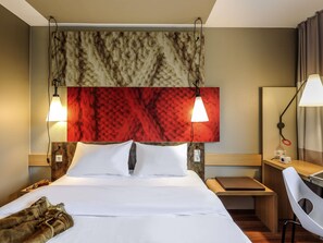 Room, 1 Double Bed | Desk, blackout curtains, soundproofing, iron/ironing board - ibis München Messe (Feldkirchen)