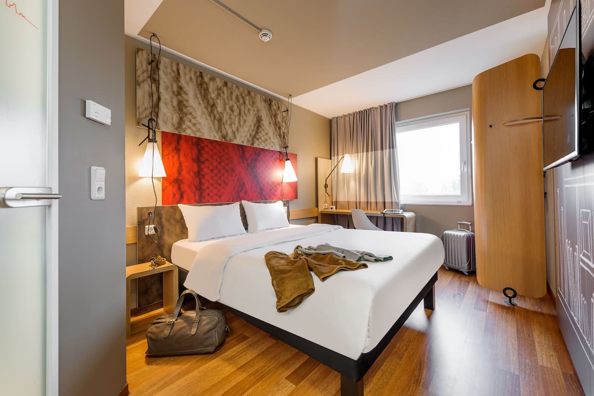 room, 1 double bed | desk, blackout curtains, soundproofing, iron/ironing board