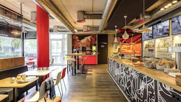 Petit déjeuner buffet (18 EUR par personne)