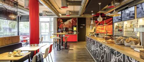 Café da manhã com buffet todos os dias (EUR 18 por pessoa)