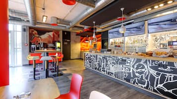 Frukostbuffé varje dag (EUR 18 per person)