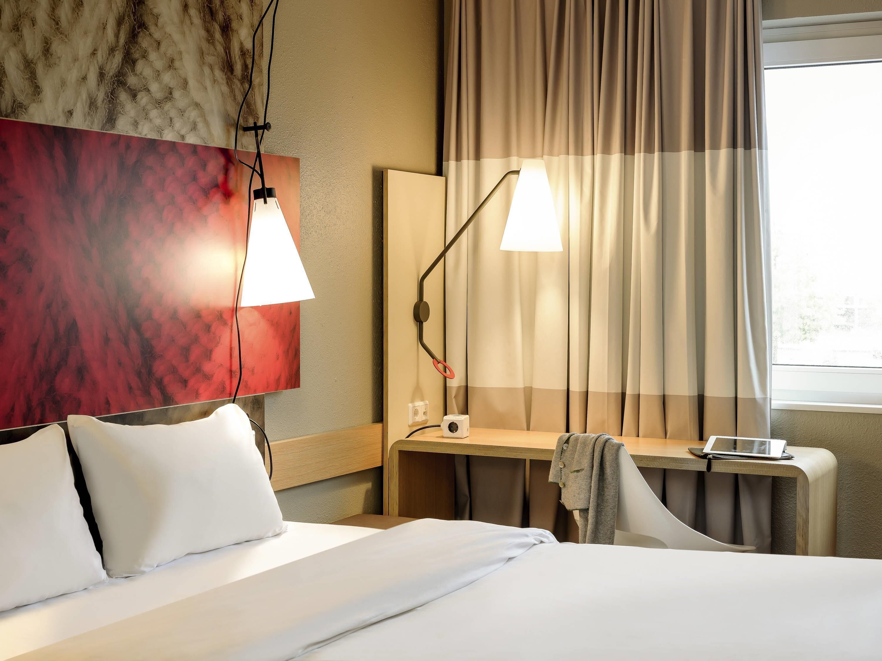 Camera, 1 letto matrimoniale | Una scrivania, tende oscuranti, insonorizzazione, ferro/asse da stiro