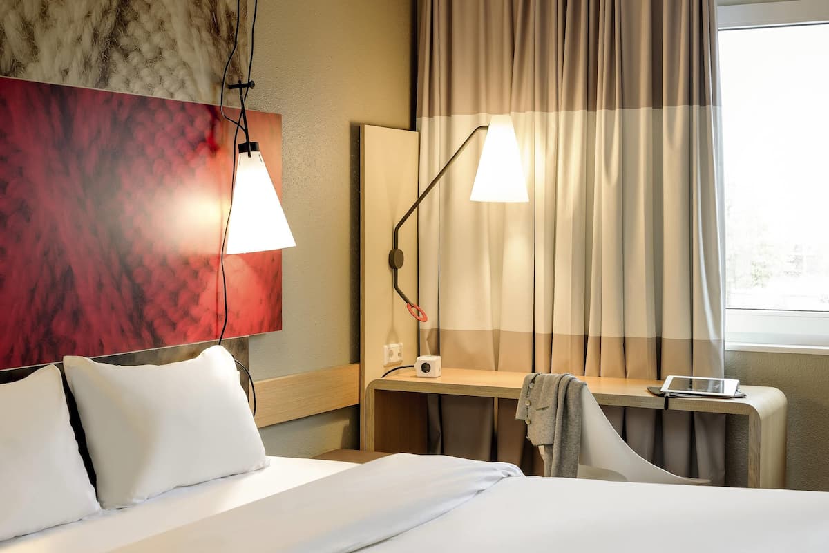 room, 1 double bed | desk, blackout curtains, soundproofing, iron/ironing board