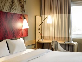 Habitación, 1 cama doble | Escritorio, cortinas opacas, sistema de insonorización