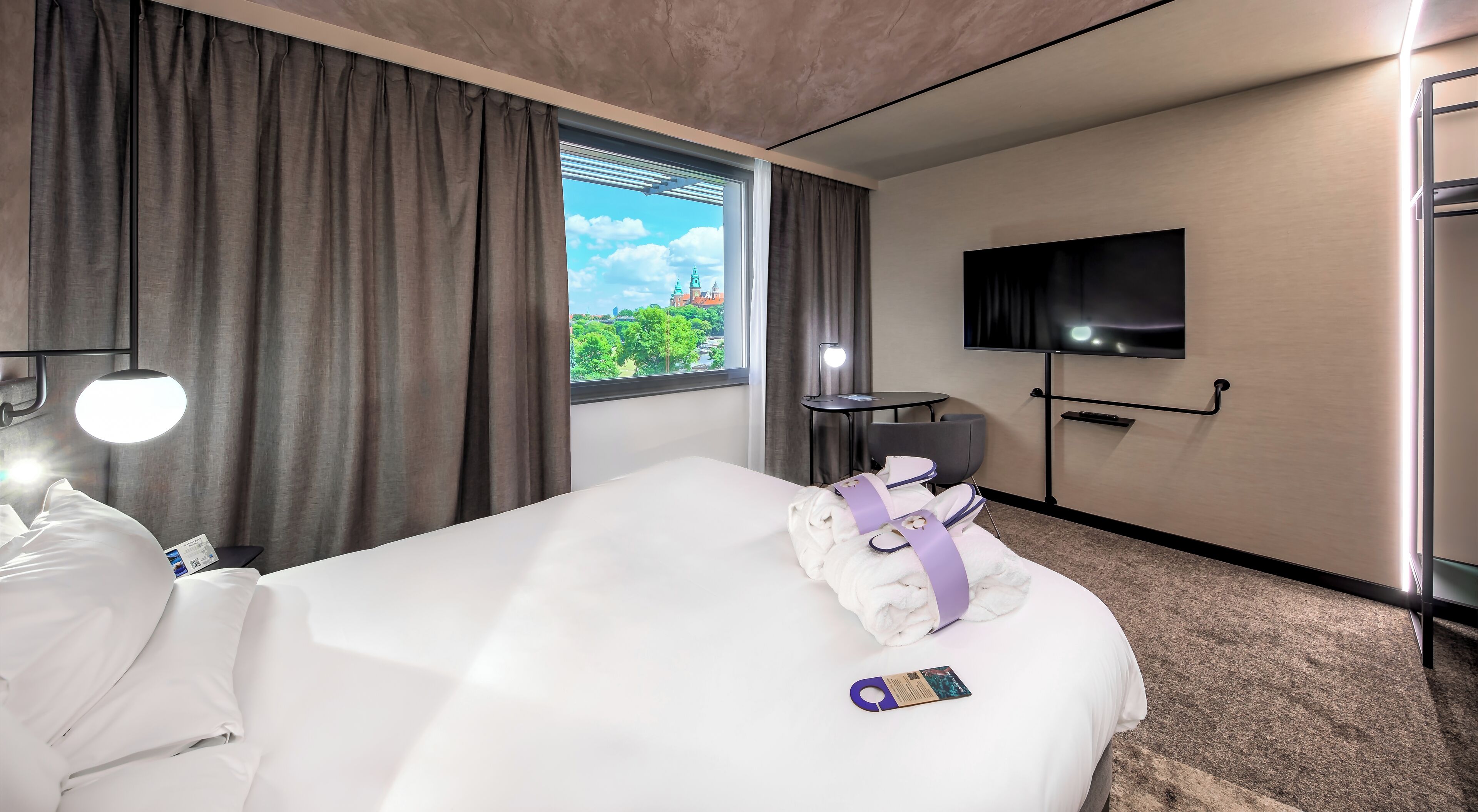 Suite junior, 1 cama doble con sofá cama, cocina básica | Ropa de cama hipoalergénica, minibar, caja fuerte y escritorio