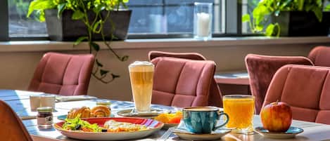 Breakfast, lunch, dinner served; international cuisine