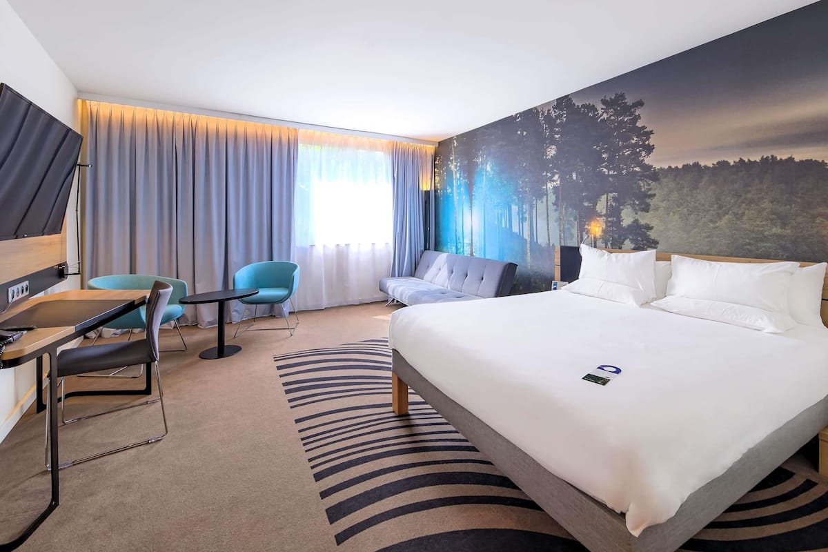 Hypo-allergenic bedding, minibar, in-room safe, desk