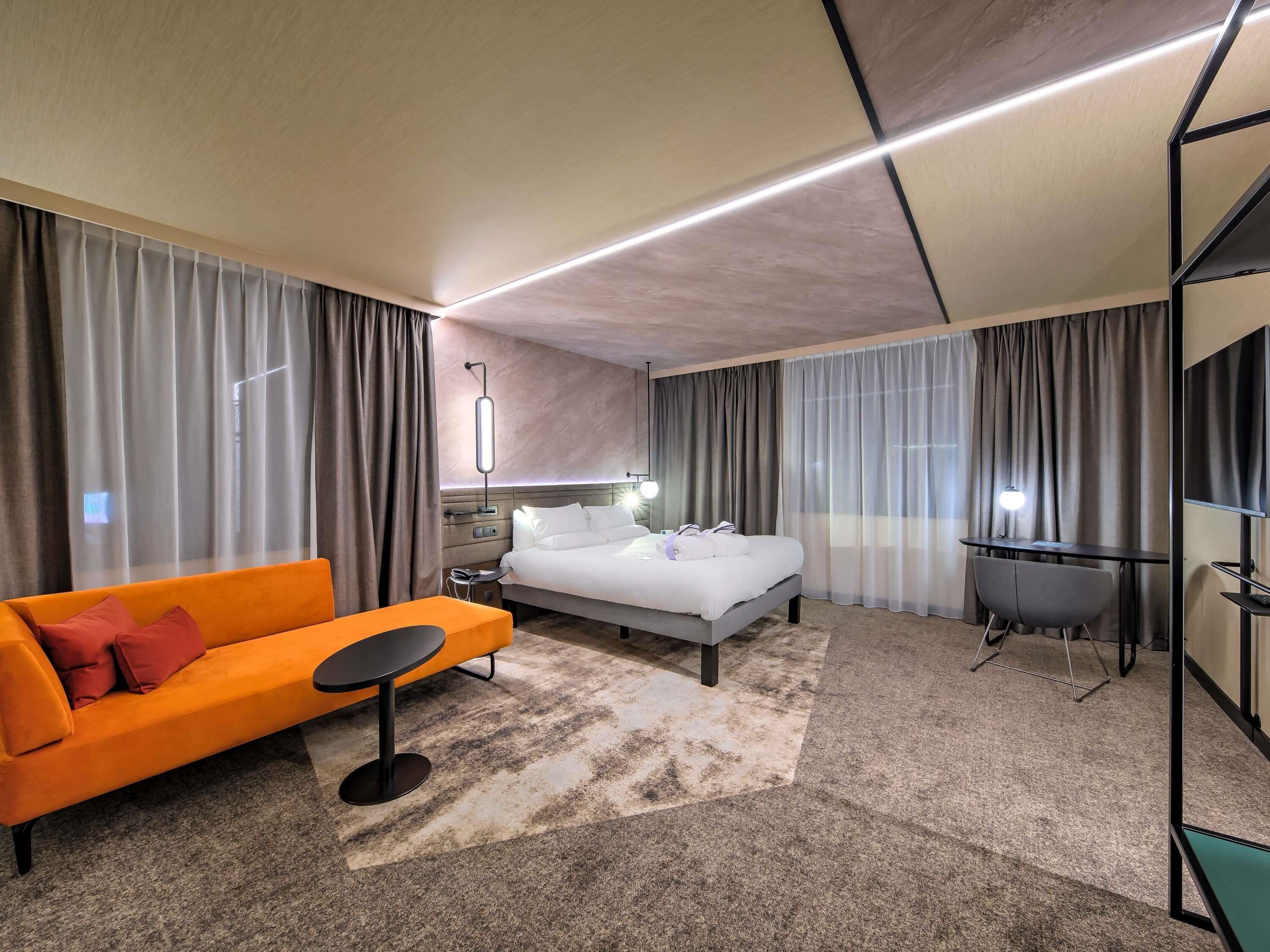 Hypo-allergenic bedding, minibar, in-room safe, desk