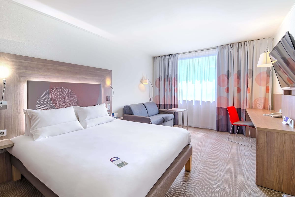 1 bedroom, hypo-allergenic bedding, minibar, in-room safe