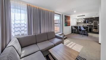 Suite, 1 Katil Kelamin (Double) dengan Katil Sofa, Terrace | Peralatan tempat tidur hipoalergenik, bar mini, peti besi dalam bilik