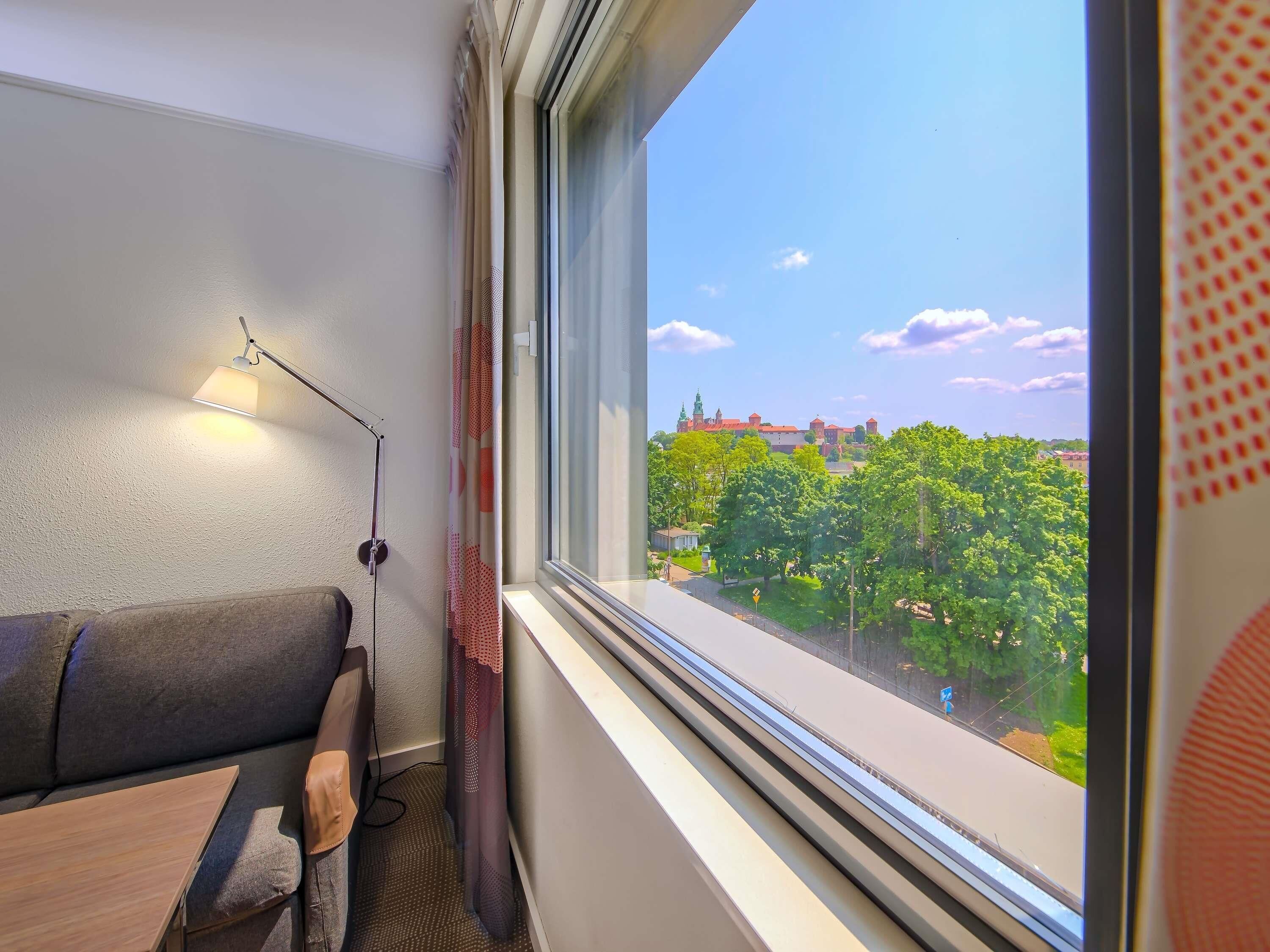 executive room, 1 queen bed | 1 bedroom, hypo-allergenic bedding, minibar, in-room safe